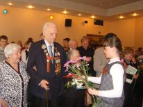 Псковские коммунисты поздравили ветеранов и молодежь с Днем Победы