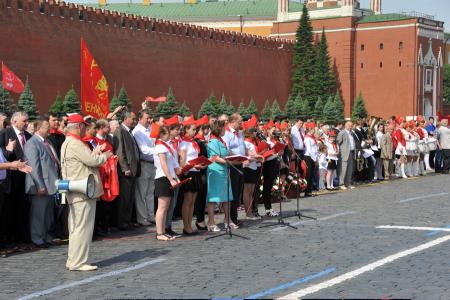 «К борьбе за дело трудового народа – всегда готовы!» Г.А. Зюганов провел торжественный прием в пионеры на Красной площади