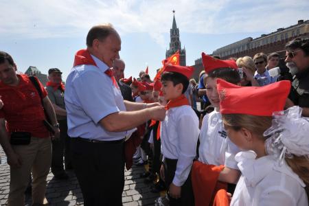 «К борьбе за дело трудового народа – всегда готовы!» Г.А. Зюганов провел торжественный прием в пионеры на Красной площади