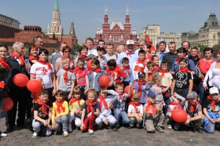 «К борьбе за дело трудового народа – всегда готовы!» Г.А. Зюганов провел торжественный прием в пионеры на Красной площади