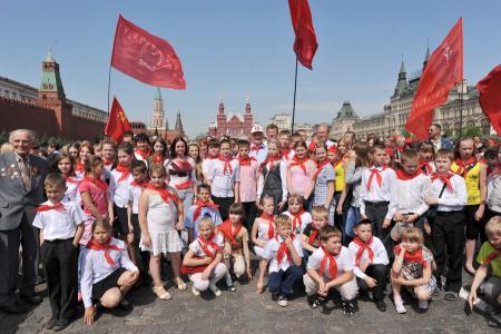 «К борьбе за дело трудового народа – всегда готовы!» Г.А. Зюганов провел торжественный прием в пионеры на Красной площади
