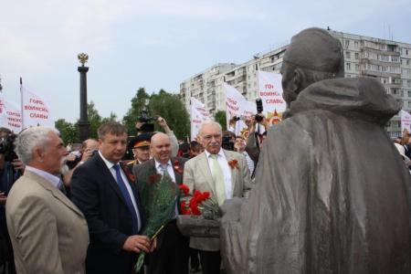 С.В. Муравленко открыл памятник в Старом Осколе