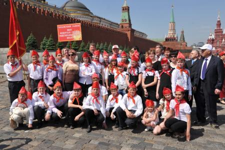 «К борьбе за дело трудового народа – всегда готовы!» Г.А. Зюганов провел торжественный прием в пионеры на Красной площади