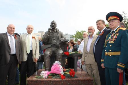 С.В. Муравленко открыл памятник в Старом Осколе