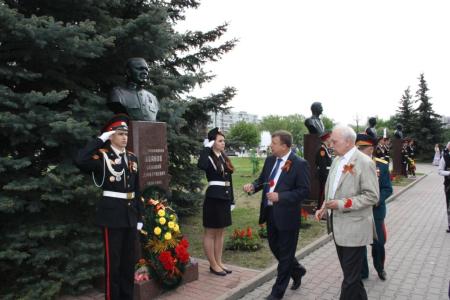 С.В. Муравленко открыл памятник в Старом Осколе