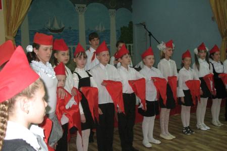 Тула. Коммунисты поздравили пионеров с 90-летием создания организации