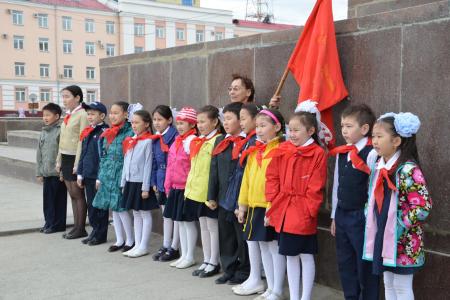 Равнение на Знамя! Торжественная пионерская линейка прошла в Якутии