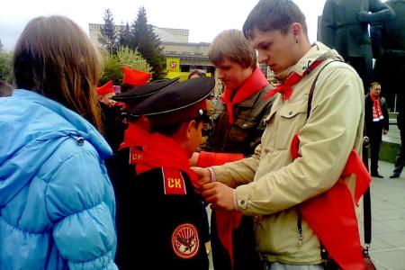 На площади Ленина в Новосибирске приняли новых пионеров
