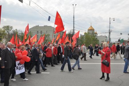 Первомайская демонстрация КПРФ в Москве (фоторепортаж)