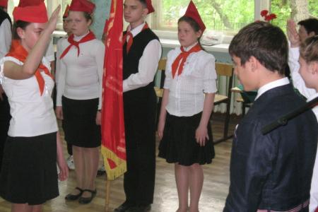 Тула. Коммунисты поздравили пионеров с 90-летием создания организации