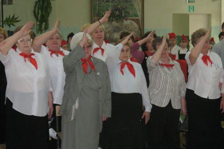 Тула. Коммунисты поздравили пионеров с 90-летием создания организации