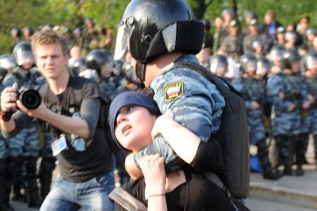 «Свободная пресса»: Первой задержанной по делу о «призывах к массовым беспорядкам» 6 мая стала 18-летняя москвичка