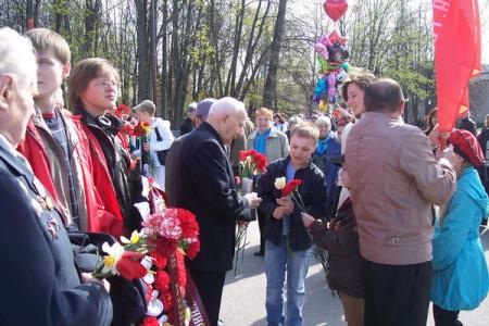 Великий Новгород. Власть - к двуглавому орлу, народ – к Вечному Огню