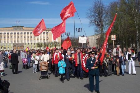 Великий Новгород. Власть - к двуглавому орлу, народ – к Вечному Огню