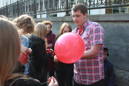 Екатеринбург. Комсомольцы провели акцию «Я знаю, как выглядит знамя Победы»