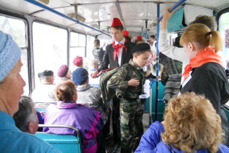Шел по городу трамвай... По Алтайскому краю колесит автотранспорт с пионерской символикой
