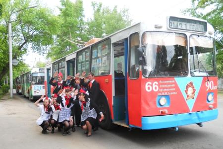 Шел по городу трамвай... По Алтайскому краю колесит автотранспорт с пионерской символикой