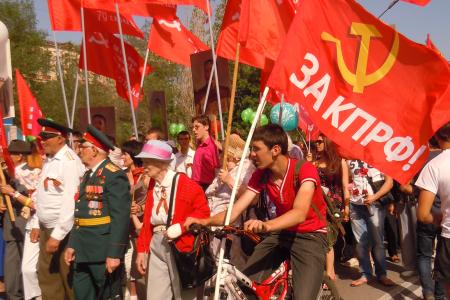 Шествие коммунистов 9 мая в городе Волжском Волгоградской области