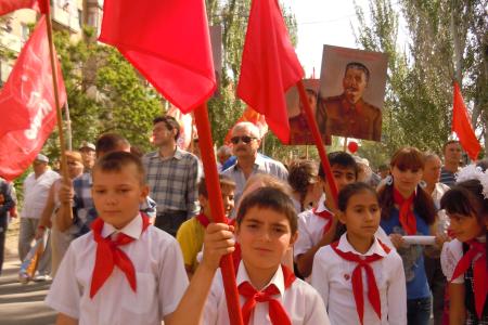 Шествие коммунистов 9 мая в городе Волжском Волгоградской области