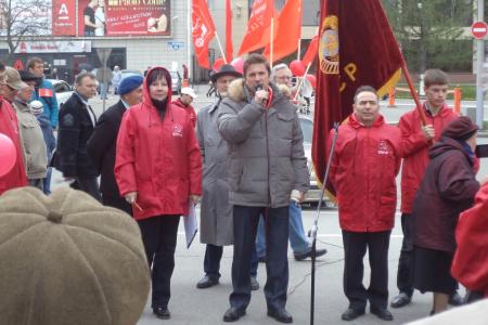 Пермь: Красные колонны Первомая