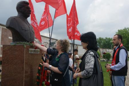 Северная Осетия. Коммунисты возложили цветы к обелиску верховного главнокомандующего в годы Великой Отечественной войны И.В. Сталина