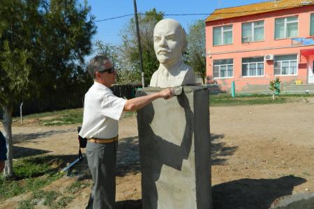 Астраханская область. День печати в п. Володарский отметили открытием памятника Ленину