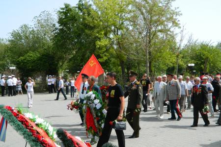 В День Победы астраханские коммунисты возложили венки и цветы к Вечному Огню