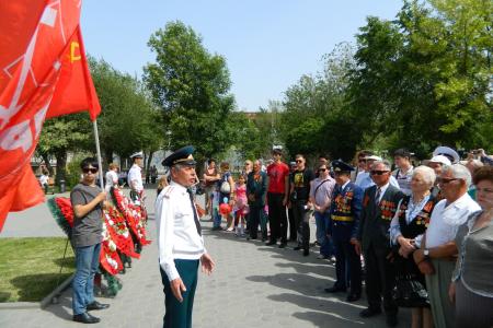 В День Победы астраханские коммунисты возложили венки и цветы к Вечному Огню