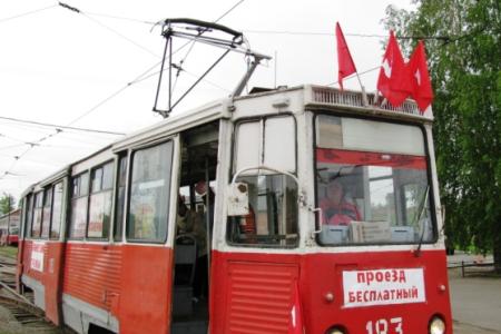 Шел по городу трамвай... По Алтайскому краю колесит автотранспорт с пионерской символикой