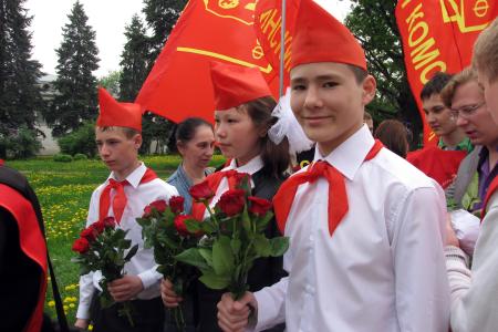 Москва: Комсомольский салют Пионерам-героям!