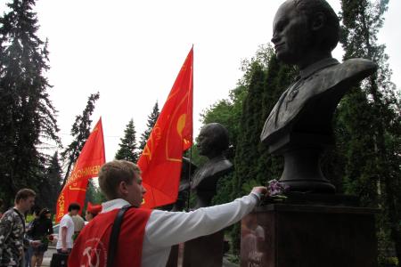 Москва: Комсомольский салют Пионерам-героям!