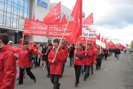 Пермь: Красные колонны Первомая