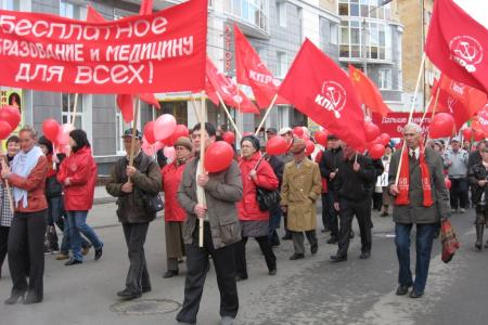 Пермь: Красные колонны Первомая