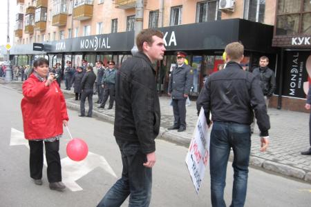 Пермь: Красные колонны Первомая