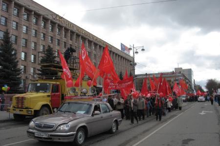 Пермь: Красные колонны Первомая