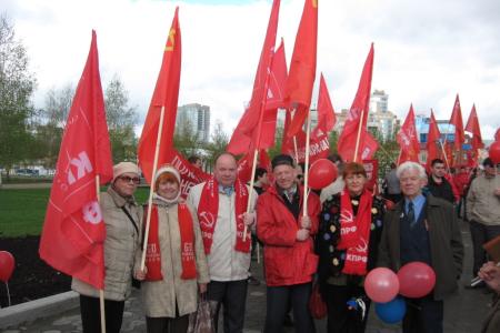 Пермь: Красные колонны Первомая