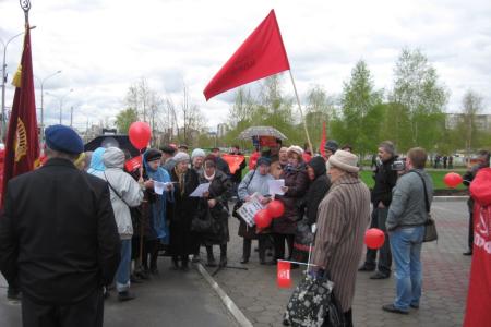 Пермь: Красные колонны Первомая