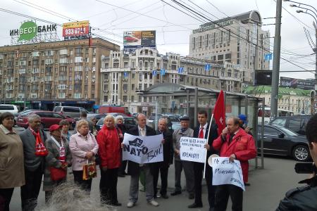 «Нет натовской оккупации России!» Акция коммунистов у здания МИД в Москве
