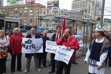 «Нет натовской оккупации России!» Акция коммунистов у здания МИД в Москве