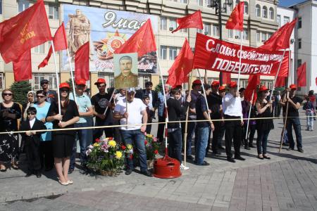 Дагестан. Коммунисты под красными знаменами Победы и портретами Сталина прошли 9 мая по улицам Махачкалы