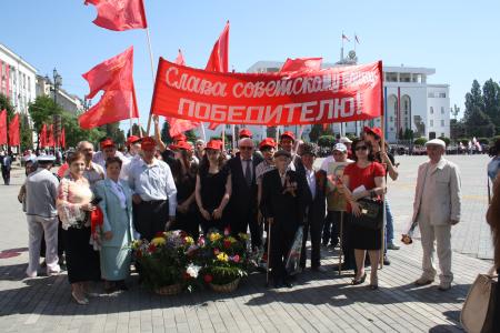 Дагестан. Коммунисты под красными знаменами Победы и портретами Сталина прошли 9 мая по улицам Махачкалы
