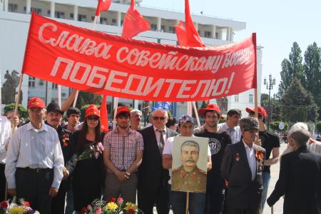 Дагестан. Коммунисты под красными знаменами Победы и портретами Сталина прошли 9 мая по улицам Махачкалы