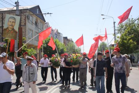 Дагестан. Коммунисты под красными знаменами Победы и портретами Сталина прошли 9 мая по улицам Махачкалы