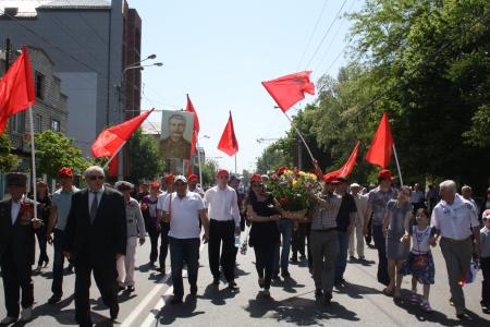 Дагестан. Коммунисты под красными знаменами Победы и портретами Сталина прошли 9 мая по улицам Махачкалы