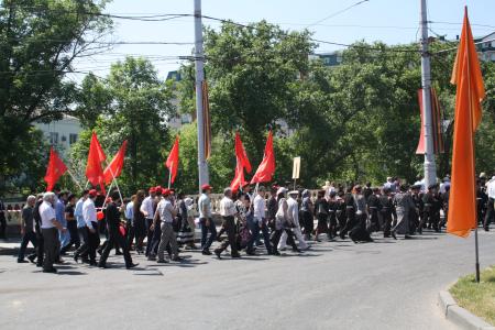 Дагестан. Коммунисты под красными знаменами Победы и портретами Сталина прошли 9 мая по улицам Махачкалы