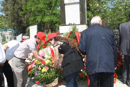 Дагестан. Коммунисты под красными знаменами Победы и портретами Сталина прошли 9 мая по улицам Махачкалы