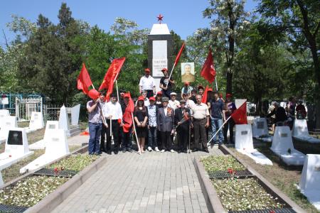 Дагестан. Коммунисты под красными знаменами Победы и портретами Сталина прошли 9 мая по улицам Махачкалы