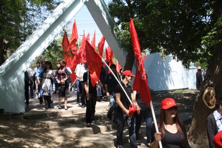 Дагестан. Коммунисты под красными знаменами Победы и портретами Сталина прошли 9 мая по улицам Махачкалы
