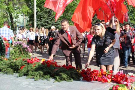 Тульская область: Сотни новомосковцев-сталиногорцев встали в День Победы по красные стяги! Фоторепортаж