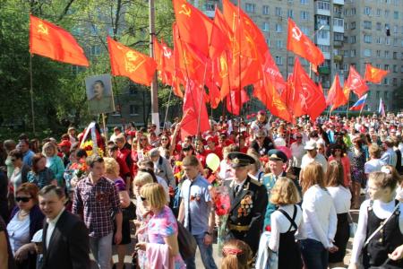 Тульская область: Сотни новомосковцев-сталиногорцев встали в День Победы по красные стяги! Фоторепортаж